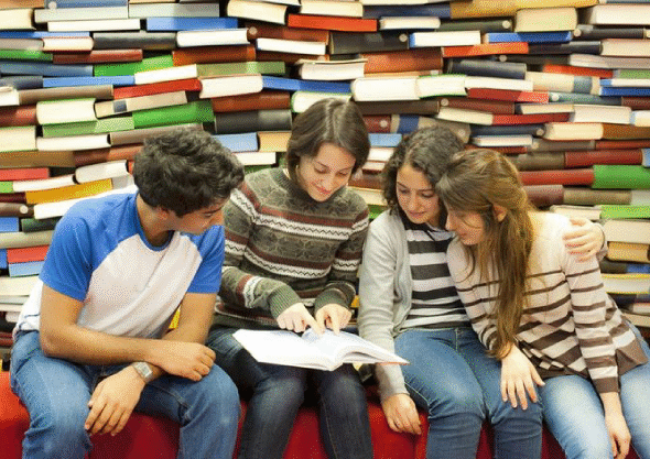 School children in the library reading books, doing homework, prepare a school project for lessons _ Premium Photo